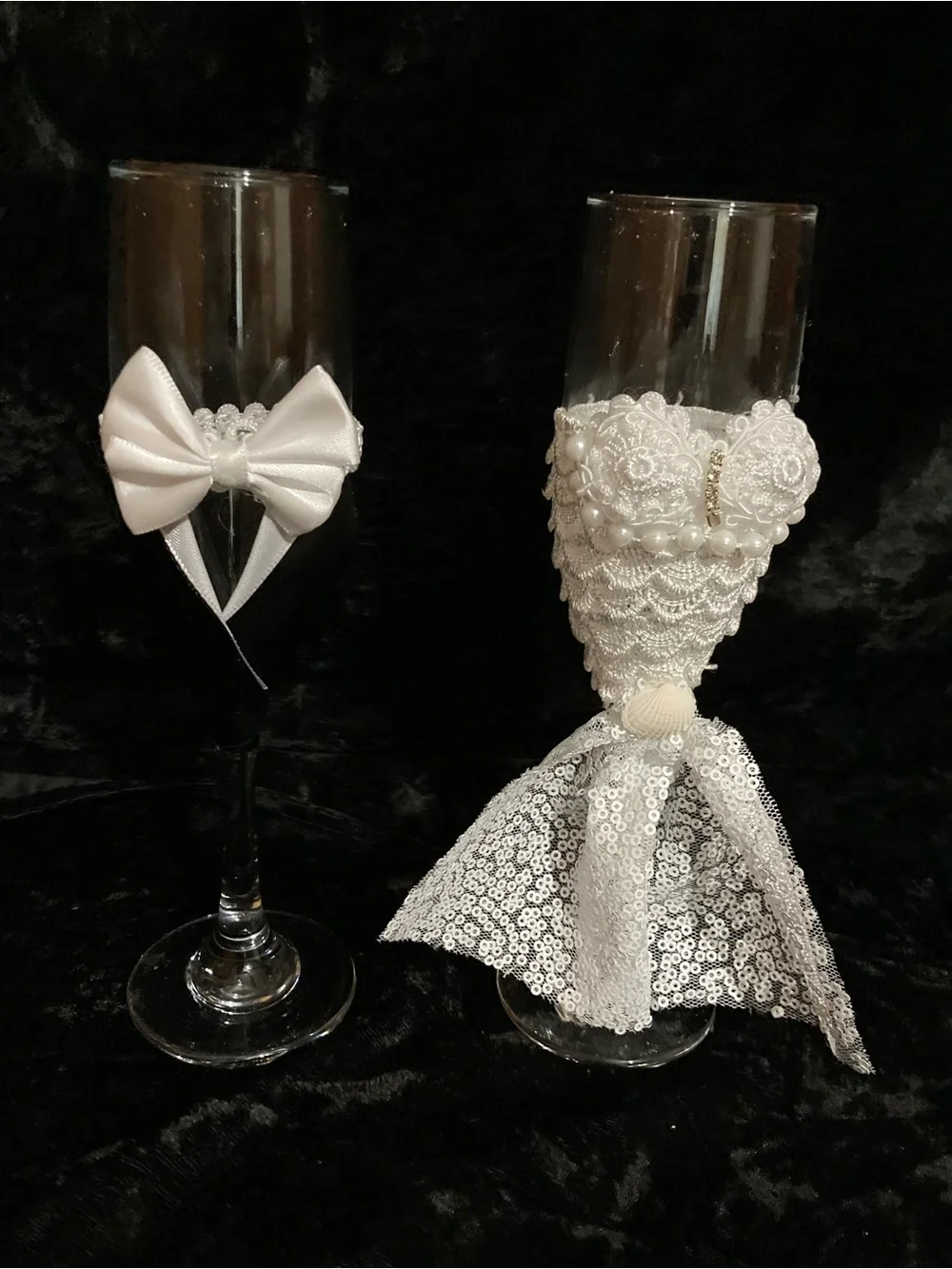 Elegant Bride and Groom Toasting Flutes - White and Black Wedding Glasses